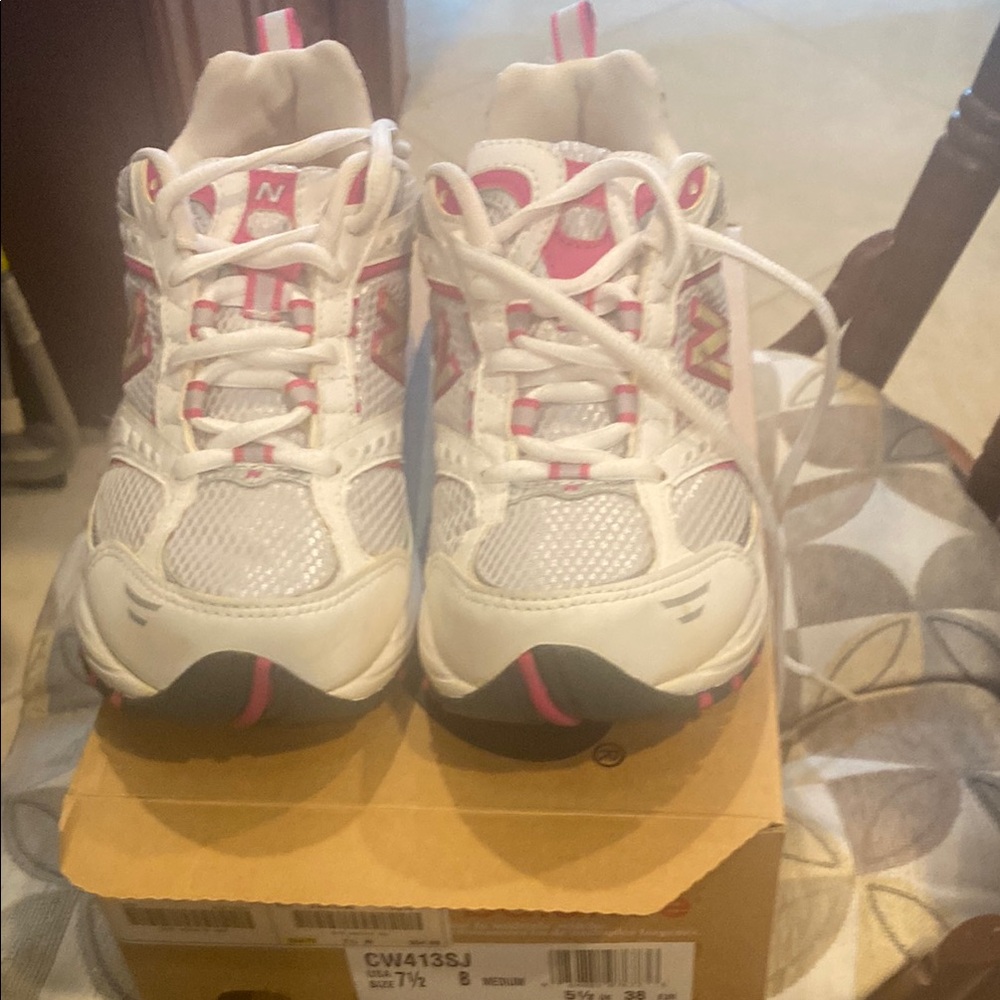 New Balance ladies White and Pink Sneakers